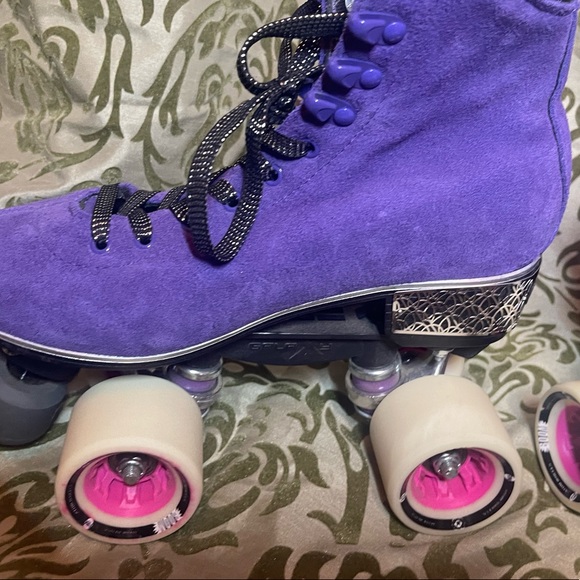 Purple Suede Roller Skates with Custom Wheels & Tote Box - Picture 7 of 16